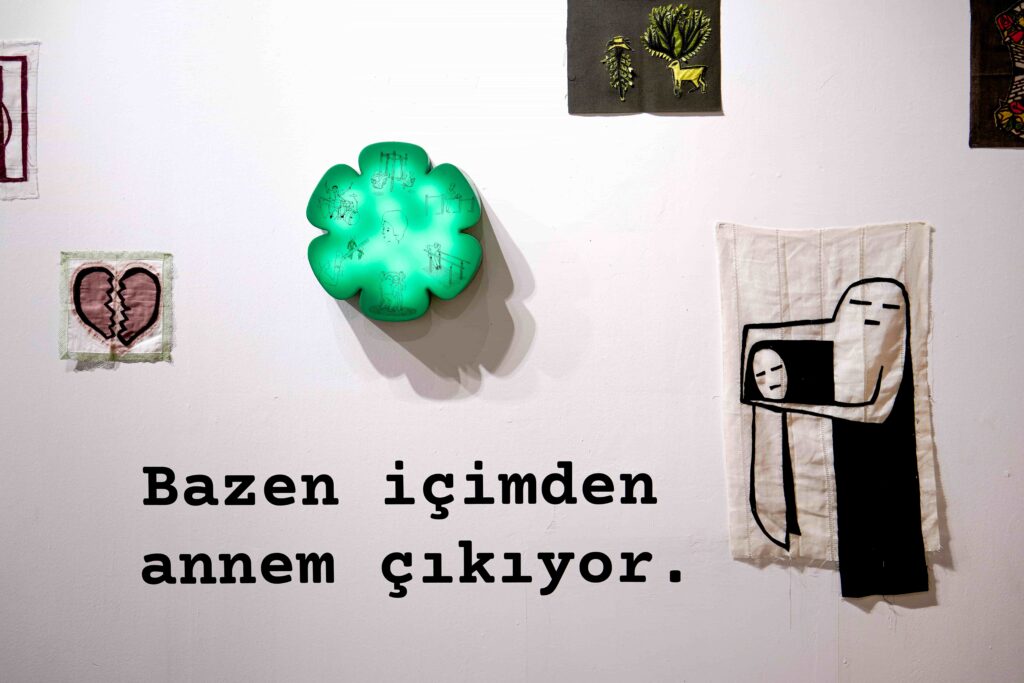 Alaca Heyheyler Kolektifi’nden Sevil Tunaboylu, Güneş Terkol ve Arzu Yayıntaş ile Kadınlar Atlası kitabını, kolektif üretim süreçlerini ve sanatla feminist aktivizm arasındaki bağı anlamları konuştuk.